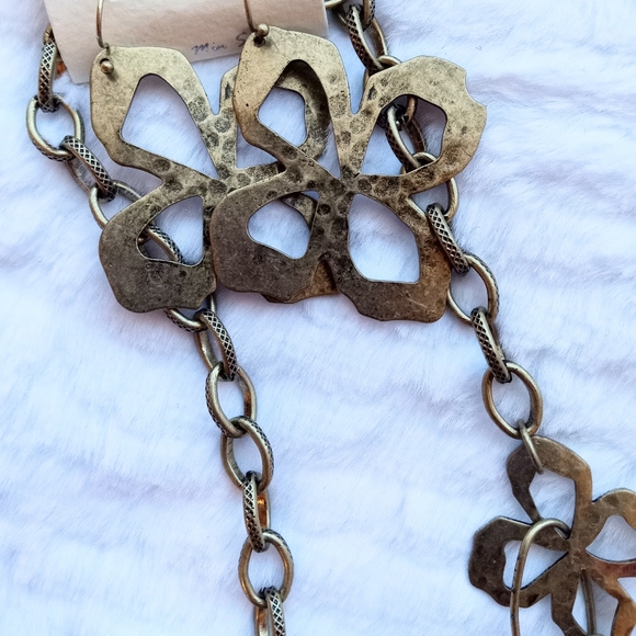 Mia collection aged gold steel flower necklace & earrings - Picture 4 of 4